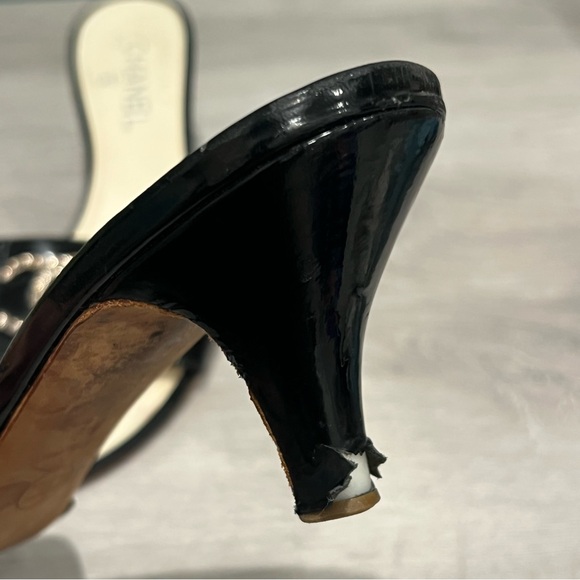 CHANEL Black Patent Leather CC Logo Kitten Heel Mules Size 39 - Picture 12 of 14